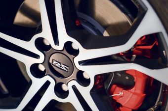 Cache moyeux original noir R.S. à l'unité